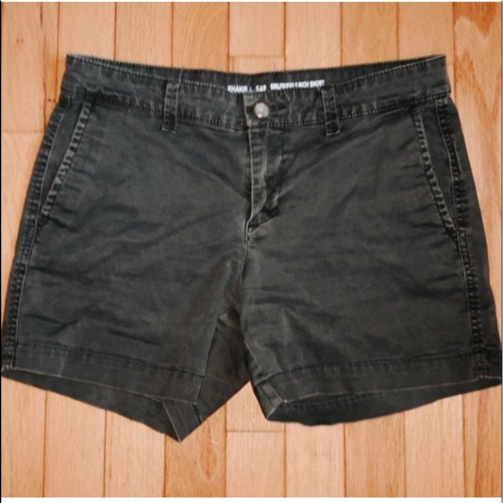 Khakis by Gap Girlfriend 5in Shorts army green